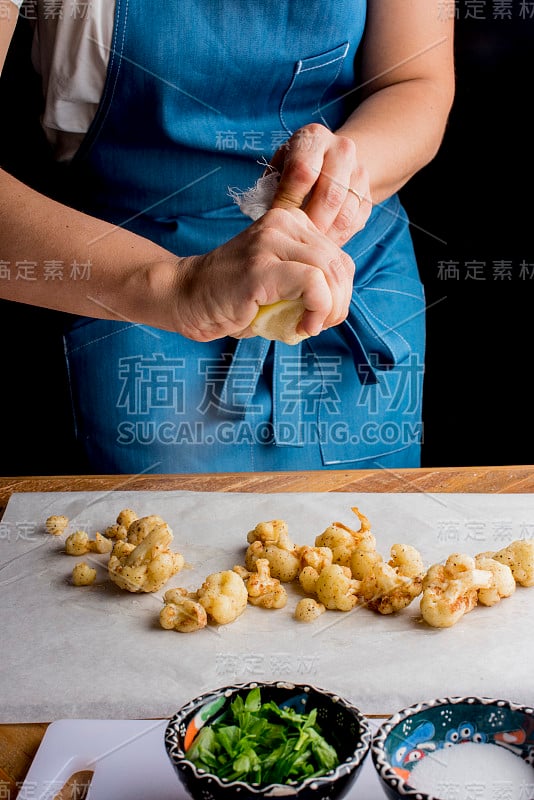 菜花。烤花椰菜，用蒜蓉和地中海香料调味，配上新鲜柠檬汁和香草。古典希腊，土耳其，意大利或地中海餐厅的