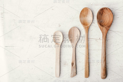 木制勺子上的白色桌子顶视图