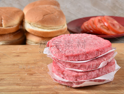 一堆生的汉堡肉饼