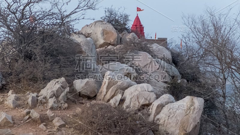 黄昏时分的萨尔维特里玛塔神庙，俯瞰着印度拉贾斯坦邦普什卡尔。