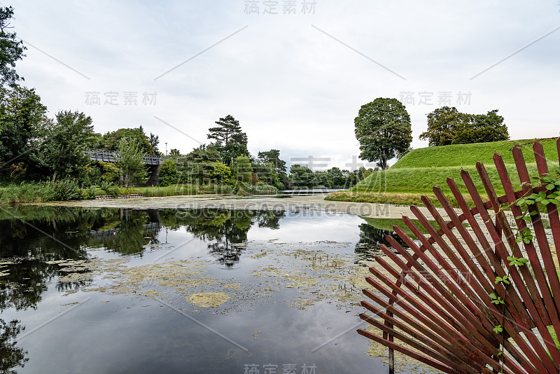 丹麦哥本哈根丘吉尔公园的池塘，一个阴天的夏天