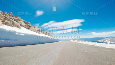 在高山公路上驾驶