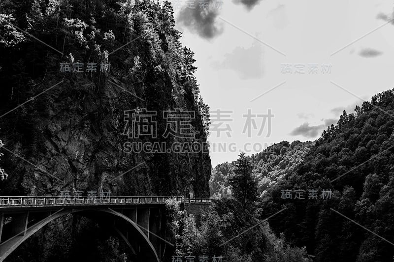 黑白相间的山道构成穿越高山和山林