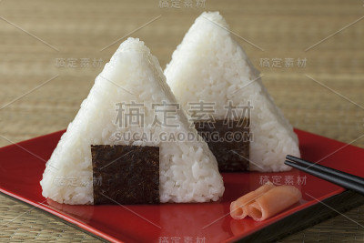 新鲜制作的日本三角饭团