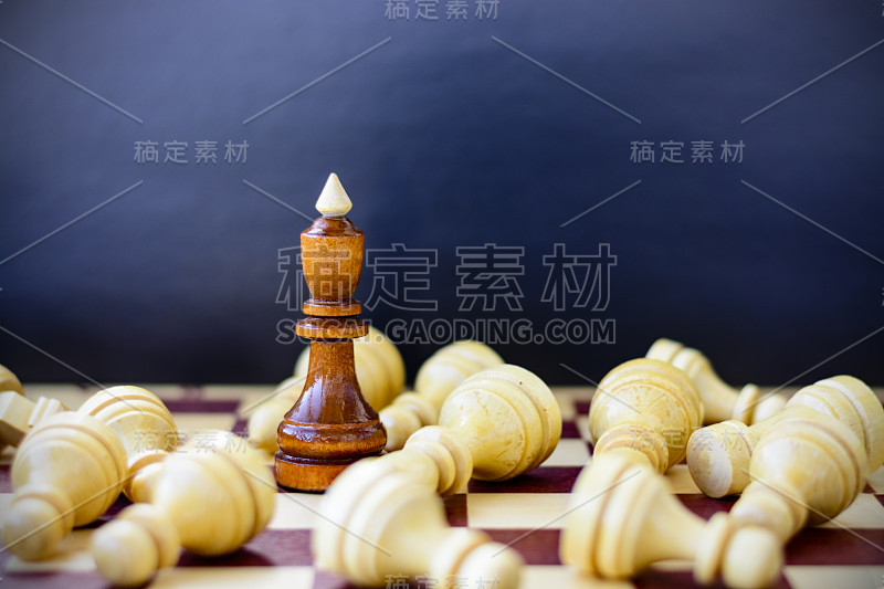 领导、成功、激励的概念。棋盘上的棋子。