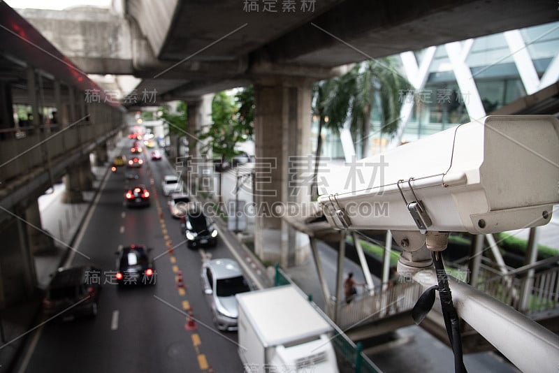 在市内交通道路的空中步道安装闭路电视。