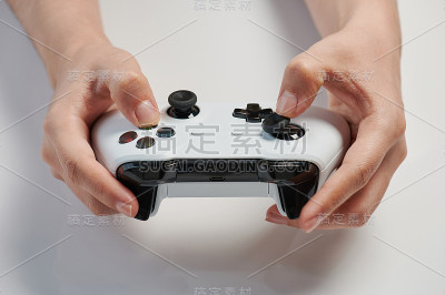 灰色的游戏手柄在手