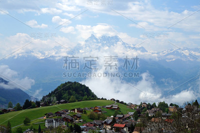 瑞士阿尔卑斯山的莱辛村