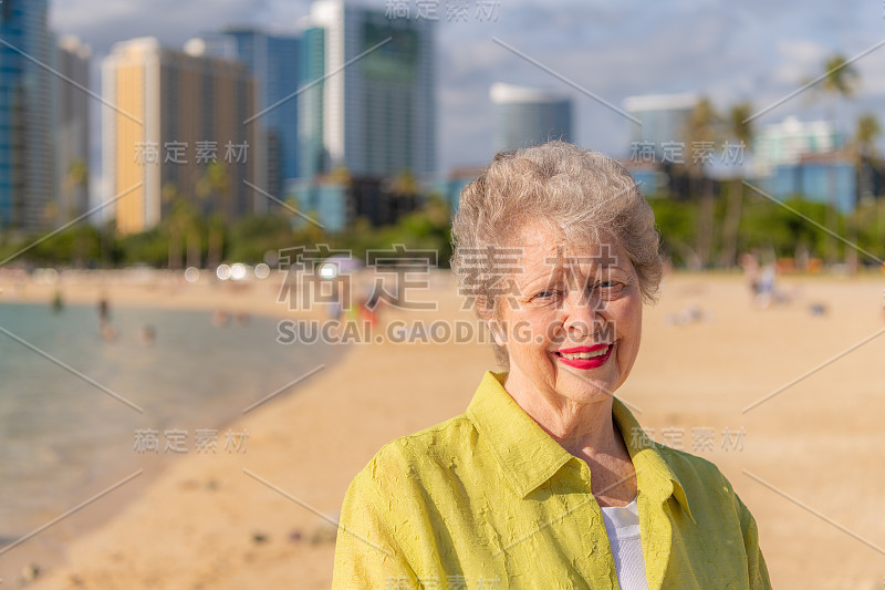 夏威夷阿拉莫阿纳海滩的一位老年妇女。面带微笑。