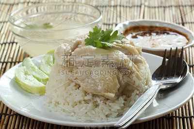 用米饭蒸鸡