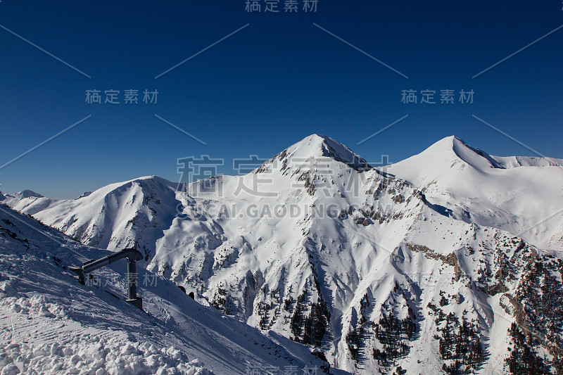 保加利亚班斯科的滑雪胜地，美丽的山和白雪皑皑的树