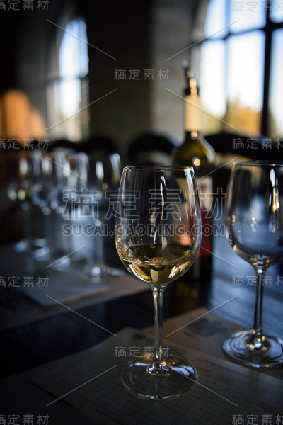 一瓶葡萄酒和配葡萄酒的酒杯