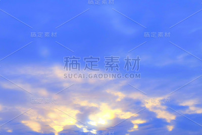 美丽的早晨蓝天和小白云