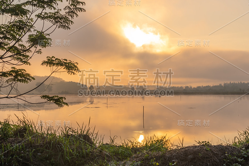 早晨的自然景色，天空，云彩和雾(雾)在湖上