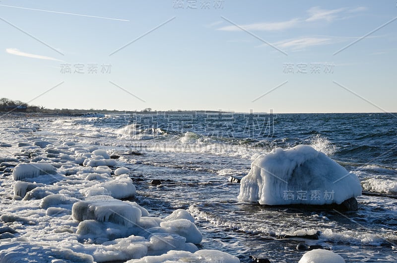 冰雪覆盖的北欧海岸