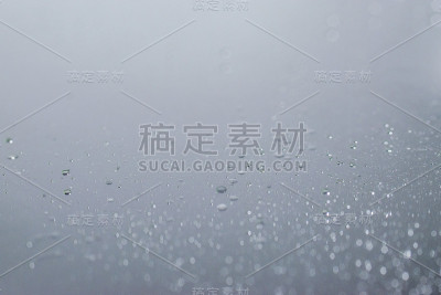 将油溅在镜面反射面上，使用柔和的光线，显示气泡