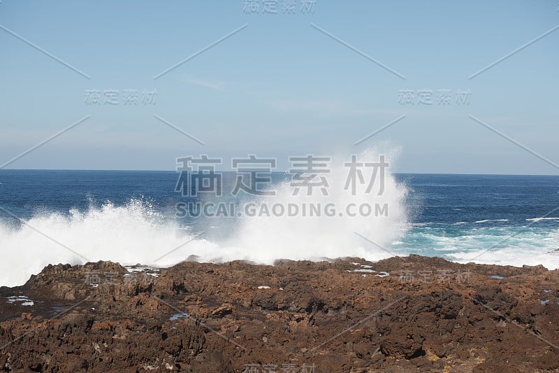 海浪拍打着海岸