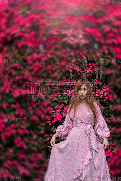 穿着粉红色裙子的东盟女士。