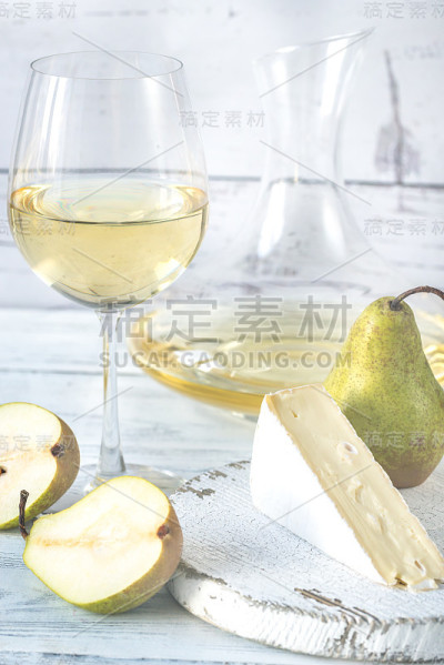 一杯白葡萄酒加奶酪和梨