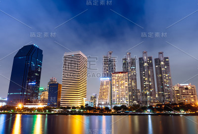 曼谷泰国城市景观与水反射在蓝色的夜空