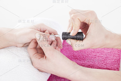 近距离的美丽女性的手有美甲治疗