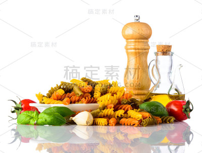 白色背景上的彩色意大利面食和烹饪材料
