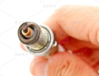 手持用过的火花塞