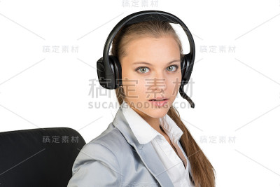 女商人戴着耳机坐在椅子上