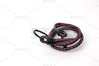 松紧带绳孤立在白色背景上。