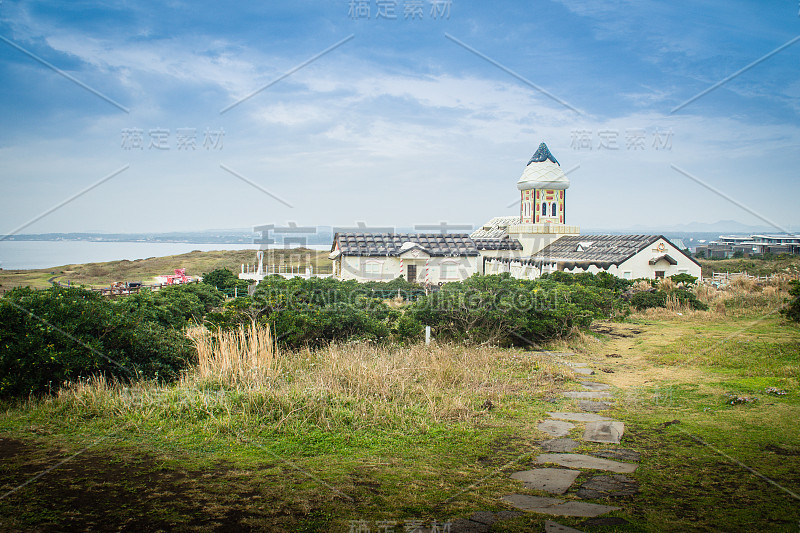 美丽的天主教教堂位于济州岛东岸的尽头。“Seopji”是该地区的旧名，“Koji”是济州岛方言，意思