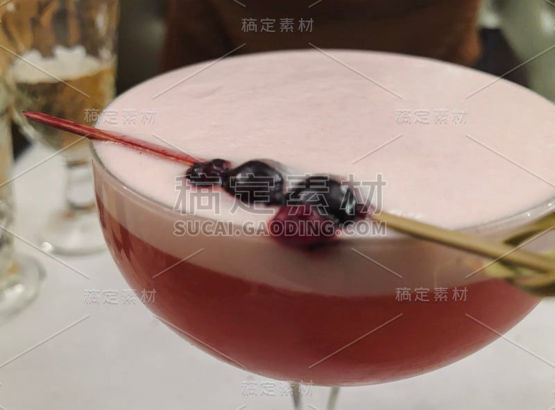 酒吧，桌上放着鸡尾酒杯。在餐厅喝鸡尾酒，用浆果做的鸡尾酒。新鲜喝coctail