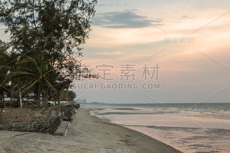 美丽的日落天空和海滩