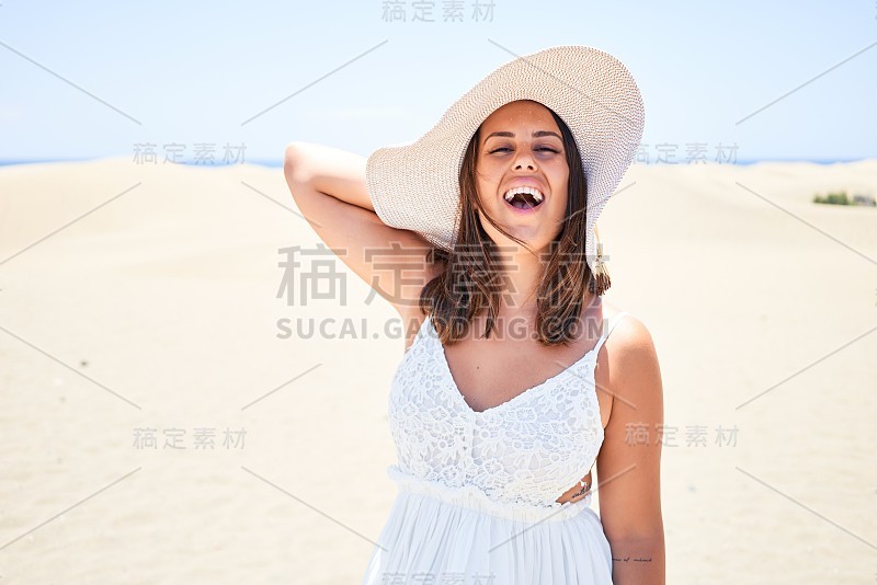 年轻美丽的女人微笑愉快地享受夏天在马斯帕洛马斯沙丘海滩