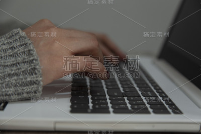 在电脑键盘上工作的女人