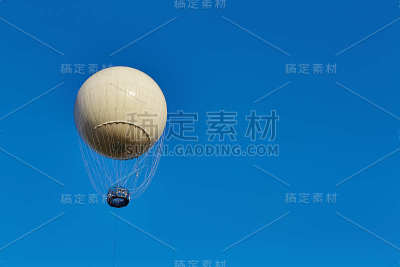 在空中飞行的航空器
