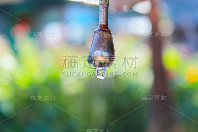一滴水从脸盆滴下来