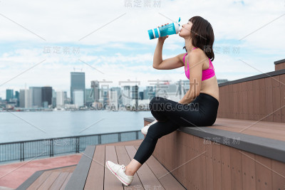 喝水的女人