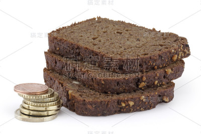 用硬币和面包片做成的金字塔。