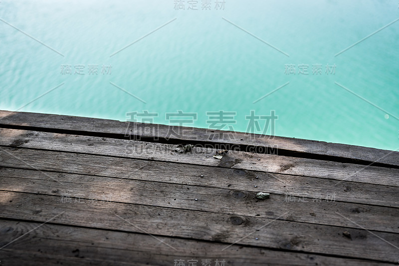 木制码头码头延伸到蓝色的湖，复制空间