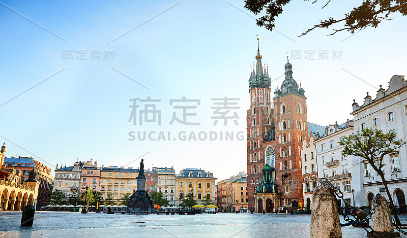 克拉科夫的主广场(Rynek Glowny)，圣玛丽大教堂和亚当·米凯维奇纪念碑位于波兰莱塞老城区的