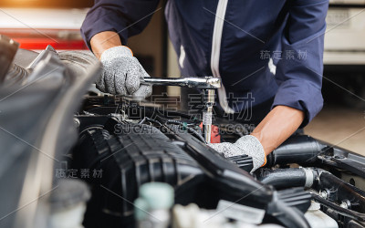 汽车修理工用手修理汽车发动机，汽车修理厂用扳手，汽车维修和保养，维修服务。