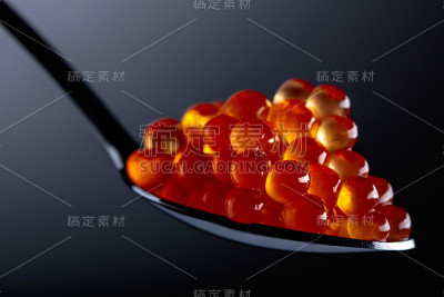 红色鱼子酱勺。