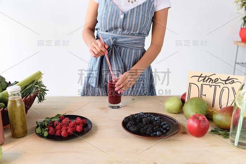 桌子上放着解毒饮料的女人