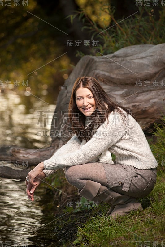 坐在湖边的女人