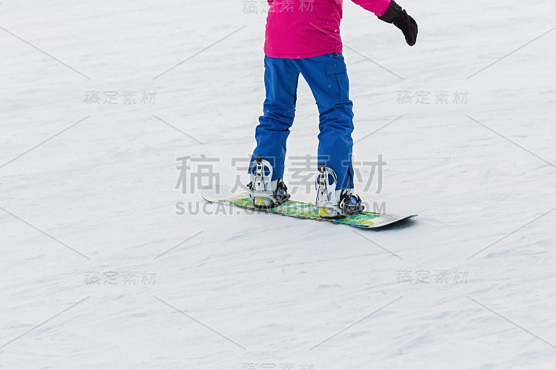 冬天的一天，在斜坡上滑雪的女子