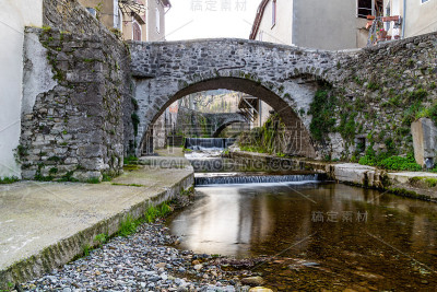 穿过Saint-Laurent-le-Minier (Occitanie，法国)采矿小村庄的河流