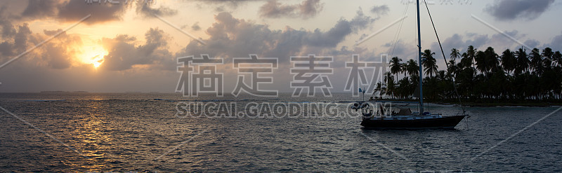 在天堂岛圣布拉斯附近的美丽日落下航行