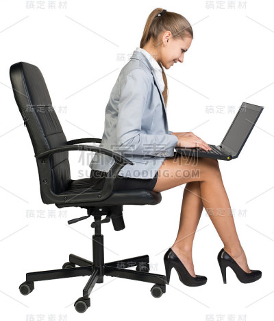 女商人在办公椅上操作笔记本电脑