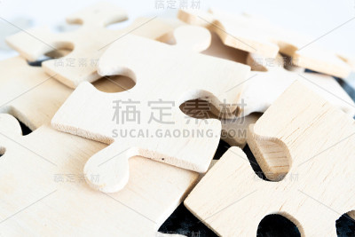 地板上的拼图。缺失的概念和关键的成功