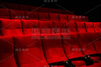 红色的电影院座位没有人。